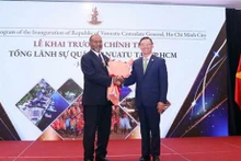 El director del Departamento de Relaciones Exteriores en Ciudad Ho Chi Minh, Tran Phuoc Anh (derecha), felicitó al representante del Ministerio de Relaciones Exteriores, Cooperación Internacional y Comercio Exterior de Vanuatu, Charlot Salwai. (Foto: VNA)