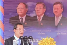 El presidente del Partido Popular de Camboya y jefe del Supremo Consejo Asesor del Rey, Samdech Techo Hun Sen, se dirige al mitin. (Foto: VNA)
