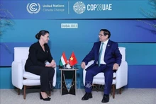 El primer ministro de Vietnam, Pham Minh Chinh, se reúne con la presidenta húngara, Katalin Novak, en el marco de la 28 Conferencia de las Naciones Unidas sobre el Cambio Climático (COP28) en Dubái, Emiratos Árabes Unidos. (Fotografía: VNA)