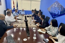 En la reunión con representantes de la parte cubana. (Fotografía: VNA)