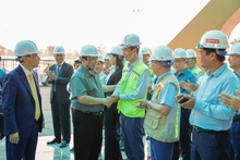 El primer ministro de Vietnam, Pham Minh Chinh, inspecciona el progreso de construcción del Centro Nacional de Exposiciones y Ferias en el distrito de Dong Anh. (Fotografía: VGP)