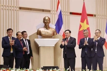 El presidente de la Asamblea Nacional de Vietnam, Vuong Dinh Hue, entrega la estatua del Tío Ho (Presidente Ho Chi Minh) a la Asociación General Vietnamita en Tailandia y a la Asociación de Empresarios en Tailandia. (Fotografía: VNA)