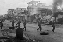 El 9 de abril de 1975, el ejército vietnamita ataca el pueblo de Xuan Loc, crucial base de defensa enemiga para el noreste de Saigón. (Foto: VNA)