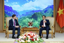El primer ministro de Vietnam, Pham Minh Chinh (derecha), conversa con Nick Clegg, presidente de Asuntos Globales de Meta. (Fotografía: Nhan Dan)
