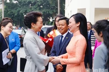 [Foto] Primeras damas de Vietnam y China visitan Universidad Nacional de Hanói