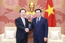 El presidente de la Asamblea Nacional de Vietnam, Vuong Dinh Hue, recibe al director general de finanzas de Samsung, Park Hark Kyu. (Fotografía: VNA)
