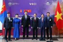 El presidente de Mongolia, Ukhnaagiin Khurelsukh, y el viceprimer ministro de Vietnam Tran Luu Quang posan junto con los delegados. (Fotografía: VNA)