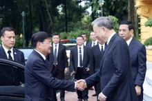 El secretario general del Partido Comunista y presidente de Vietnam, To Lam, y el secretario general del Partido Popular Revolucionario y presidente de Laos, Thongloun Sisoulith, se reúnen el 25 de julio de 2024. (Fotografía: VNA)