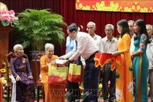 El presidente de la Asamblea Nacional de Vietnam, Tran Thanh Man, entrega obsequios a ciudadanas tituladas “Madre Heroica Vietnamita”. (Fotografía: VNA)