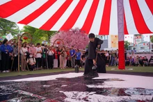 Demostración de caligrafía japonesa en el evento. (Fotografía: toquoc.vn)