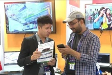 El representante de una empresa vietnamita presenta productos a los visitantes. (Fotografía: VNA)