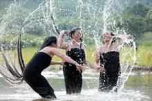 Bañarse en arroyos, una costumbre de la gente del Noroeste de Vietnam