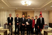 Representantes de la prefectura de Yamanashi y la Embajada de Vietnam en la ceremonia de entrega del obsequio. (Fotografía: VNA)