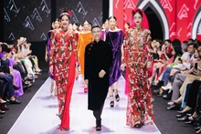 La colección del diseñador Adrian Anh Tuan, presentada durante la Semana Internacional de la Moda de Vietnam otoño-invierno 2022, está inspirada en los patrimonios culturales. (Fotografía: baovanhoa.vn)