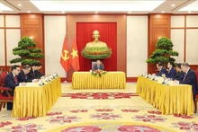 El secretario general del Partido Comunista y presidente de Vietnam, To Lam, sostiene una llamada telefónica con el presidente de Rusia, Vladimir Putin. (Fotografía: VNA)