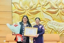 La presidenta de UOAV, Nguyen Phuong Nga, entrega la medalla conmemorativa “Por la paz y la amistad entre los pueblos” a la embajadora de Venezuela en Vietnam, Tatiana Pugh Moreno. (Fotografía: baoquocte.vn)