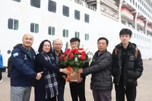 Líderes del Servicio de Turismo entregaron flores para dar la bienvenida a los turistas que llegan a Quang Ninh. (Fotografía: Internet)