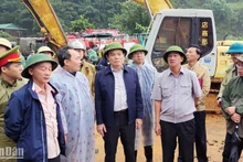 El vice primer ministro de Vietnam Tran Luu Quang está en el paso de Bao Loc, donde ocurrió un deslizamiento de tierra. (Fotografía: VNA)