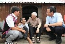 El secretario general del PCV, Nguyen Phu Trong, visita una familia con condiciones especialmente difíciles en la provincia de Gia Lai. (Fotografía: VNA)