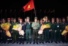 El teniente general Vu Hai San, viceministro de Defensa, y el teniente general Le Van Tuyen, viceministro de Seguridad Pública, dan la bienvenida a las fuerzas de rescate que acaban de regresar de Myanmar tras completar su misión internacional. (Fotografía: VNA)