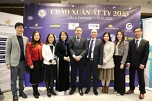 El embajador vietnamita en el Reino Unido, Do Minh Hung (centro), funcionarios de la Embajada y representantes de VBUK en la gala. (Fotografía: VNA)
