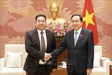El vicepresidente permanente de la Asamblea Nacional, Tran Thanh Man (derecha), recibe a Ts. Jambalsuren, presidente del Consejo Popular de Töv. (Fotografía: VNA)