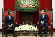El miembro del Buró Político y permanente del Secretariado del Comité Central del PCV, Vo Van Thuong (derecha), y el director de la Nappa, Phuvong Ankhamsen. (Fotografía: VNA)