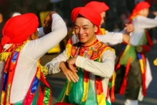 Singular danza de hombres disfrazados de mujeres de la aldea vietnamita. (Fotografía: VNA)