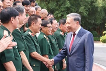 [Foto] Máximo dirigente vietnamita sostiene encuentro con veteranos de División 308