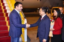 Pham Phu Binh, miembro permanente de la Comisión de Asuntos Exteriores de la Asamblea Nacional de Vietnam, recibe al presidente de la Asamblea Nacional de Armenia, Alen Simonyan (izquierda), en el aeropuerto de Noi Bai. (Fotografía: VNA)