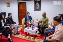 El embajador de Vietnam en Tailandia, Pham Viet Hung, y los gobernadores de la provincia de Trat. (Fotografía: Embajada de Vietnam en Tailandia)