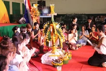 Estudiantes laosianos en la ciudad vietnamita de Hue celebran el festival tradicional del Año Nuevo Bunpimay. (Fotografía: Nhan Dan)