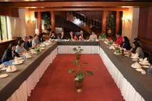 El miembro del Secretariado del Comité Central del PCV y jefe de su Comisión de Comunicación y Educación, Nguyen Trong Nghia, sostiene conversaciones con el coordinador nacional del PT, Alberto Anaya Gutiérrez. (Fotografía: VNA)