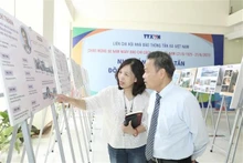 Espectadores disfrutan de obras de periodistas de VNA ganadores del Premio Ho Chi Minh y el Premio Estatal de literatura y arte. (Fotografía: VNA)