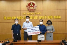 Una ceremonia de donación brindada por la comunidad vietnamita en la República Checa a la prevención y lucha anti-Covid-19 en el país natal. (Fotografía: VNA)
