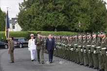 El secretario general del Partido Comunista y presidente de Vietnam, To Lam, pasa revista a la guardia de honor de Irlanda. (Fotografía: VNA)