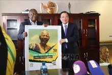El titular del Partido ANC y presidente sudafricano, Cyril Ramaphosa (izquierda), entrega un recuerdo a Phan Dinh Trac en la sede del Partido. (Fotografía: VNA)