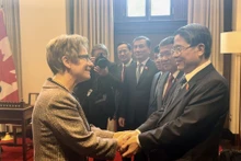 El vicepresidente de la Asamblea Nacional de Vietnam Nguyen Duc Hai y la presidenta del Senado, Raymonde Gagne. (Fotografía: VNA)