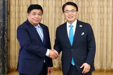 El vice primer ministro vietnamita Nguyen Chi Dung (izquierda) y el gobernador de la prefectura de Aichi, Omura Hideaki. (Fotografía: VGP)