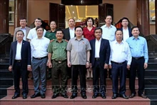 El presidente de la Asamblea Nacional, Vuong Dinh Hue, y dirigentes del Comité del Partido Comunista de Vietnam en Gia Lai. (Fotografía: VNA)