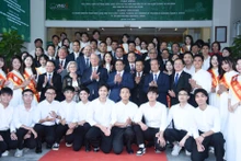[Foto] Premier vietnamita y dirigente del FEM se reúnen con estudiantes