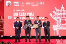 [Foto] Entregan el Premio “Bui Xuan Phai - Por el amor a Hanói” 2024