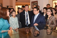 Los primeros ministros de Vietnam y Japón, Pham Minh Chinh e Ishiba Shigeru, acompañados de sus esposas, realizan una visita al Museo Nacional de Historia de Vietnam en Hanói. (Fotografía: Nhan Dan)