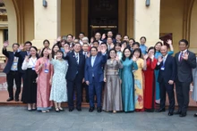 [Foto] Primeros ministros de Vietnam y Japón visitan Museo Nacional de Historia de Vietnam