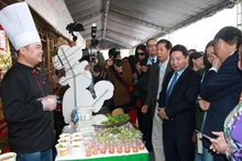 Además de la versión original de Nam Dinh, los visitantes al evento tuvieron oportunidad de degustar el “pho” de otras regiones. (Fotografía: Nhan Dan)