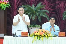 [Foto] Presidente del Parlamento vietnamita se reúne con autoridades de provincia central