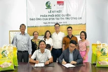 En el acto de firma. (Fotografía: congthuong.vn)
