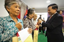 Obsequian a camboyanos de origen vietnamita en ocasión del Año Nuevo. (Fotografía: VNA)