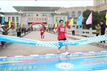 Un corredor chino participa en el torneo. (Fotografía: VNA)