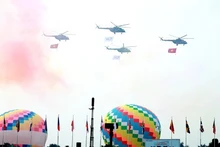Un espectáculo de aviones en el ensayo para la inauguración de la Exposición Internacional de Defensa de Vietnam 2024. (Fotografía: Ministerio de Defensa de Vietnam)